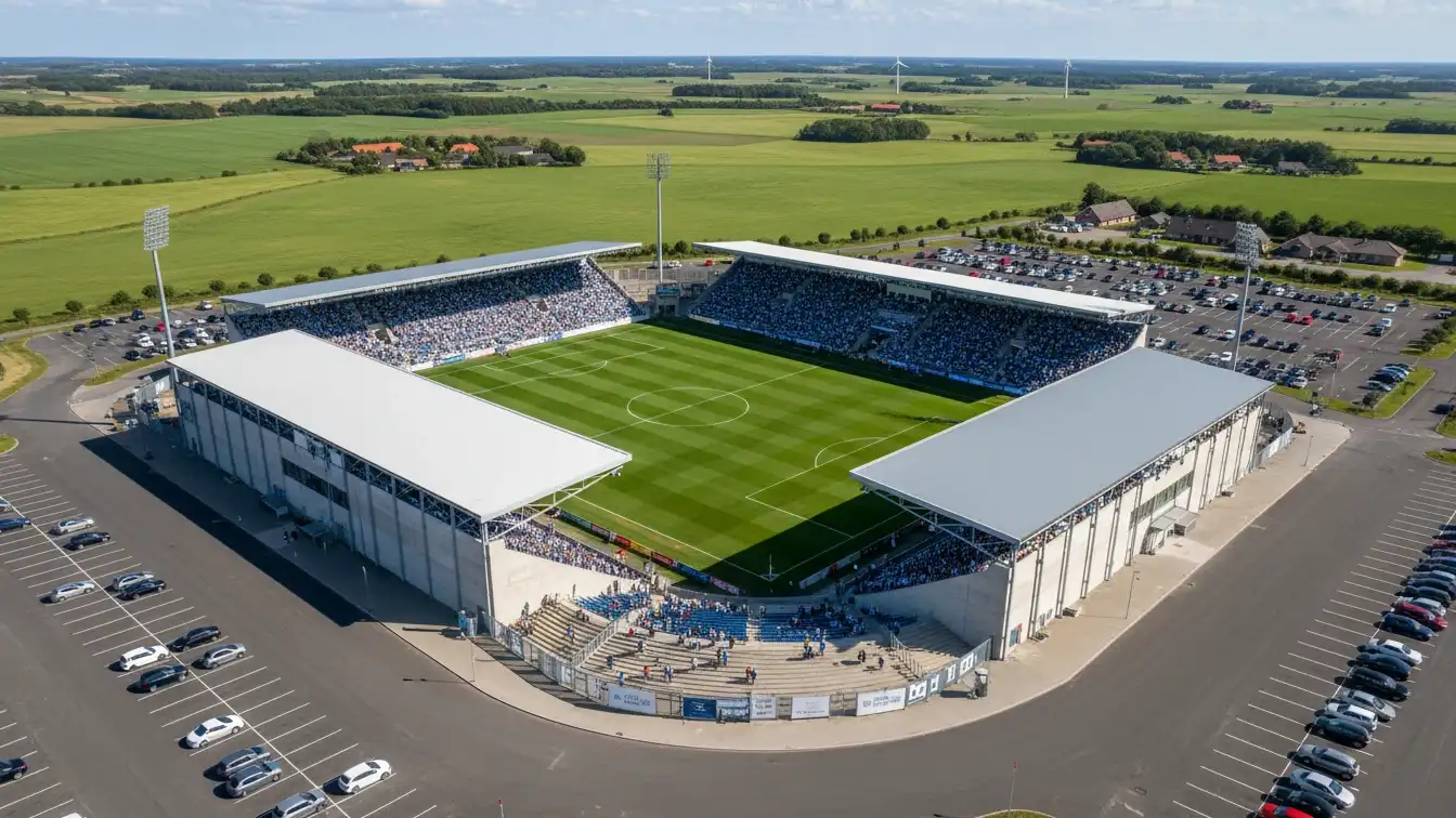 Sydbank Park stadion set fra luften med grøn bane og fyldte tribuner under en solskinsdag